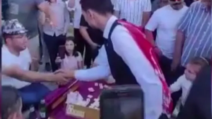Düğün Konvoyunun Önünü Böyle Kesip, Herkesi Hayrete Düşürdüler