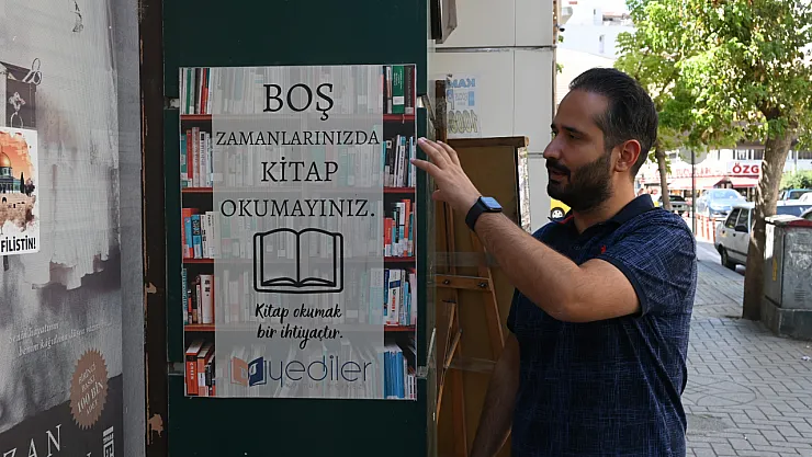 Dükkan Önüne Astıkları Afiş Vatandaşlara Okuma Alışkanlığı Kazandırıyor
