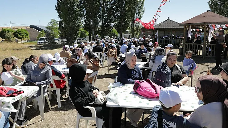 Dumlupınar'da Bursiyerler Geleneksel Piknik Şöleninde Buluştu