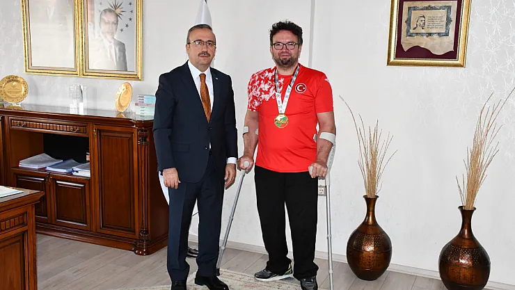 Dünya Şampiyonu Olan Cırık, İl Milli Eğitim Müdürü Aydın'ı Ziyaret Etti