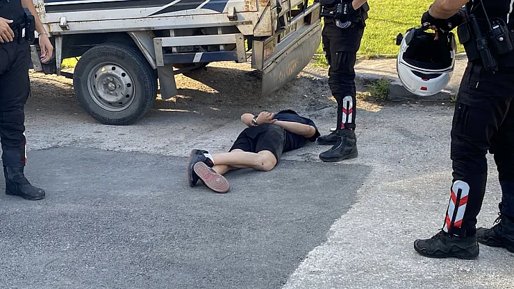 'Dur' İhtarına Uymayan Sürücü Polisten Kaçarken Camdan Hassas Terazi Attı