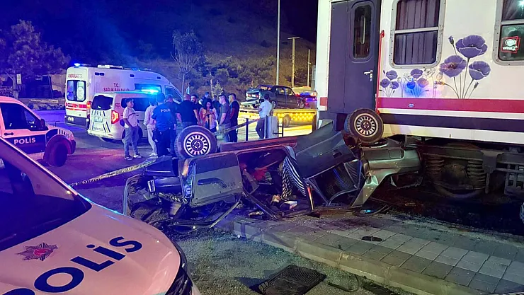 Duran Vagonun Altına Girdi. Ona Bakanlar da Birbirine Girdi