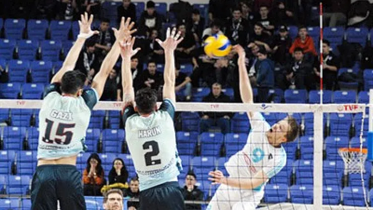 Efeler hakemleri de mağlup etti: 3-2
