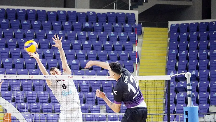 Efeler Halkbank'a karşı kazandı