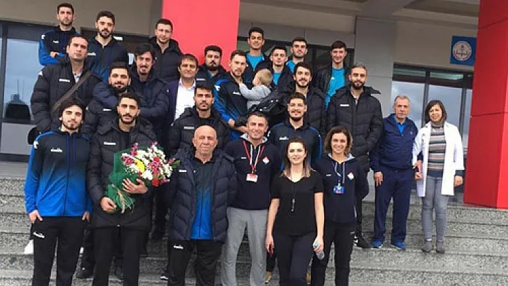 Efeler Kolej'de söyleşiye katıldı