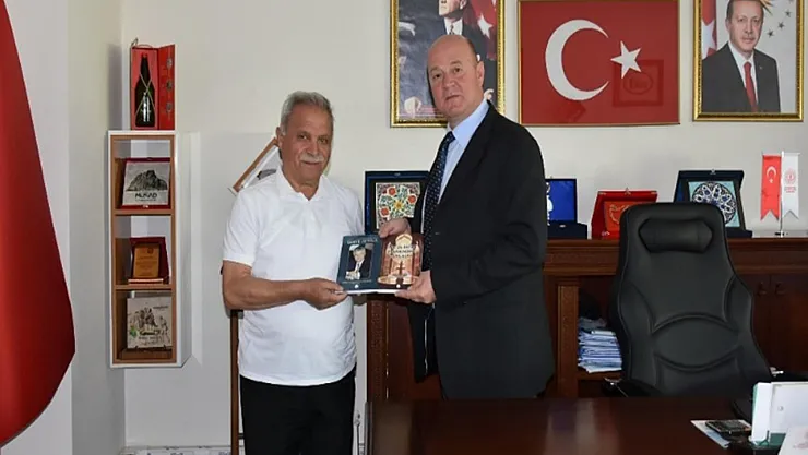 Eğitimci-Yazar Şahintepe, Kütüphane'ye Kitap Bağışladı