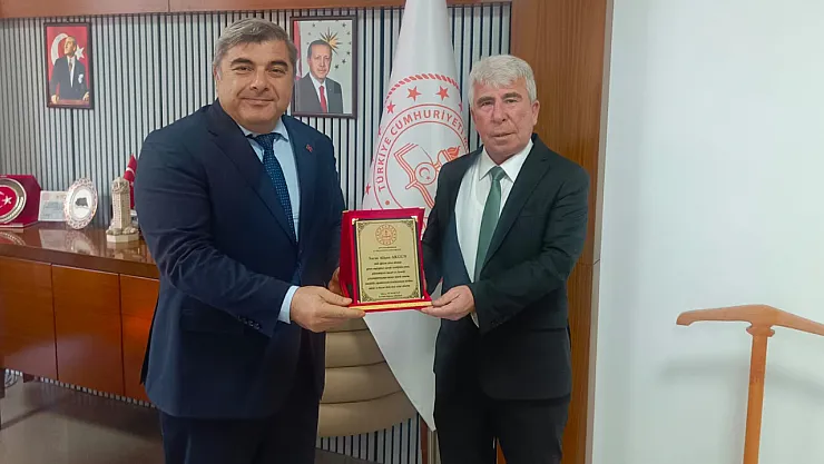 Eğitime 45 Yıl Hizmet Eden Akgün'e Vefa Plaketi