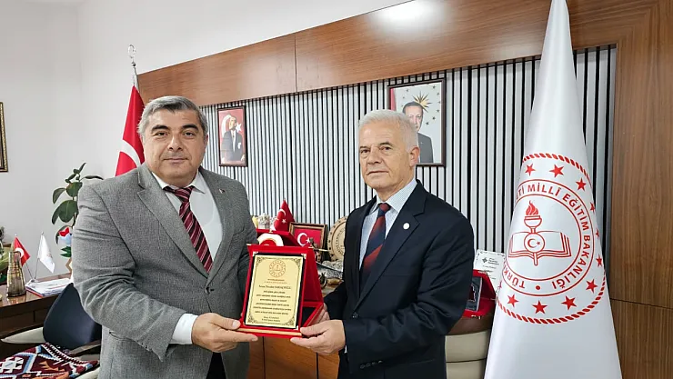 Eğitime Adanan Ömür… Vefa Plaketi Verildi
