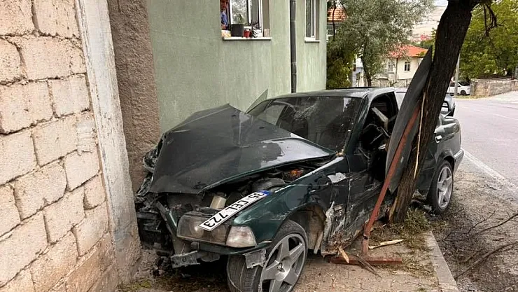 Ehliyetsiz Sürücü Polisten Kaçarken Kaza Yapıp Yaralandı