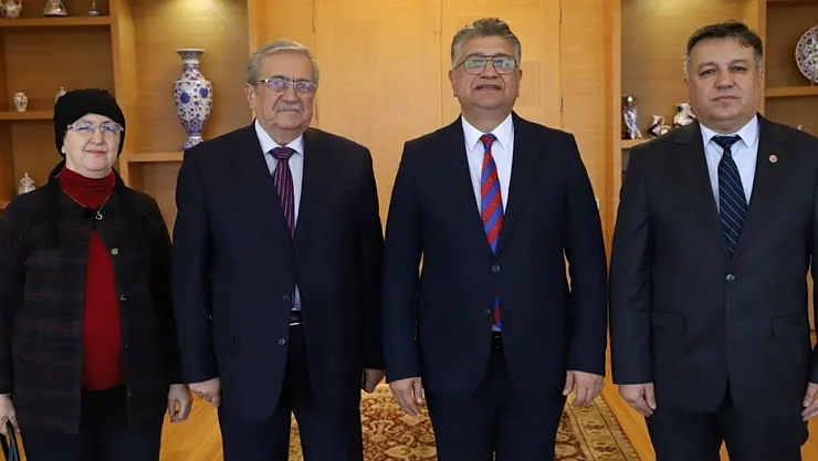 Emekli Müdür Ahmet Urfalı Eserlerini Rektör Kızıltoprak'a Takdim Etti