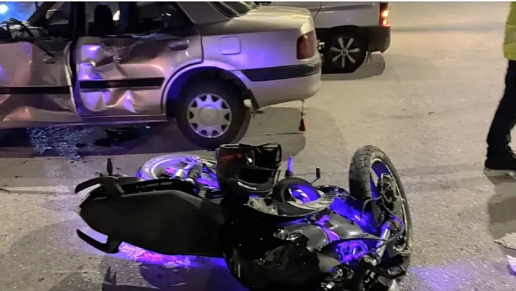 Emet'te Motosiklet Otomobile Çarptı: 2 Yaralı