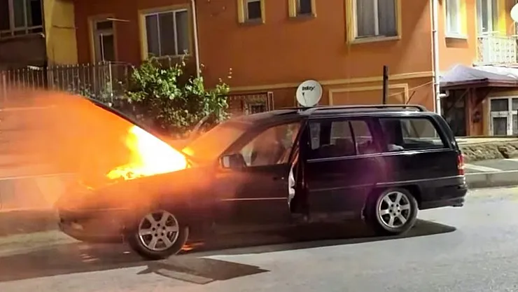 Emet'te Seyir Halindeki Araçta Çıkan Yangın Korkuttu