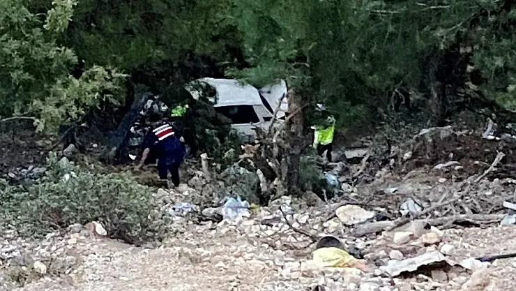 Emet'te Uçuruma Yuvarlanan Araçtaki Karı Koca Yaralandı