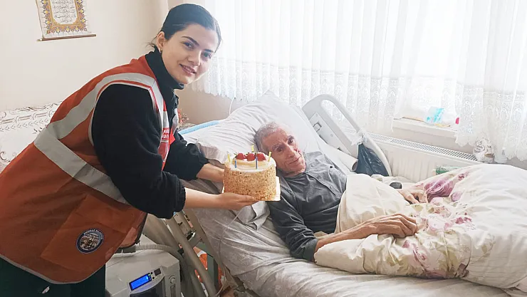 Emirdağ'da Yaşlılara Doğum Günü Sürprizi