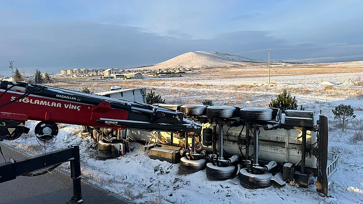 Emirdağ'da Yağ Taşıyan Tanker Devrildi 28 Ton Yağ Ziyan Oldu
