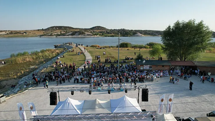 Emre Gölü konser ve halk oyunları ile renklendi