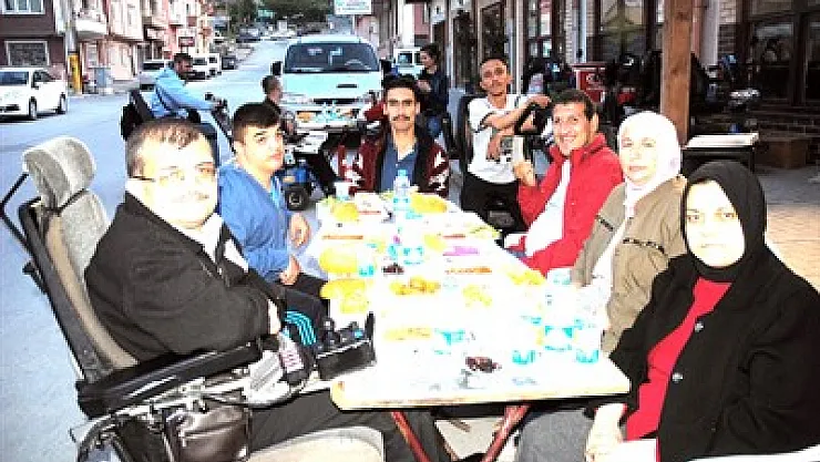 Engelliler iftarda bir araya geldi