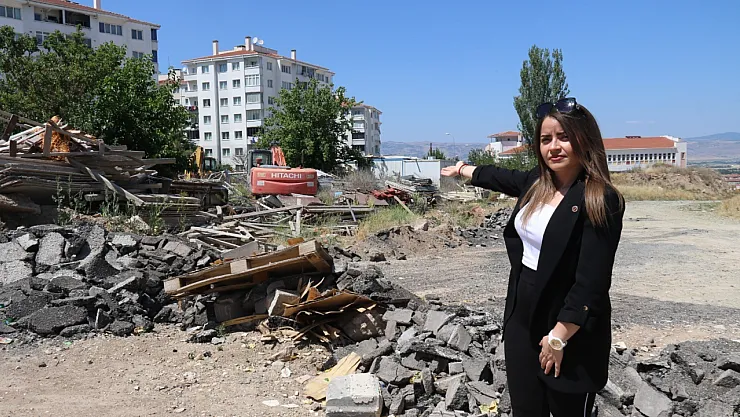 Erenköy Mahalle Muhtarından Kirletilen Boş Arazi Tepkisi