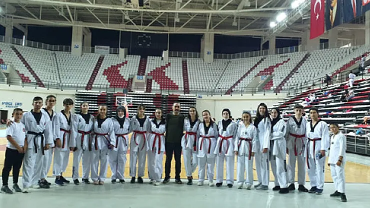 Erkmenli sporcular siyah kuşak aldılar