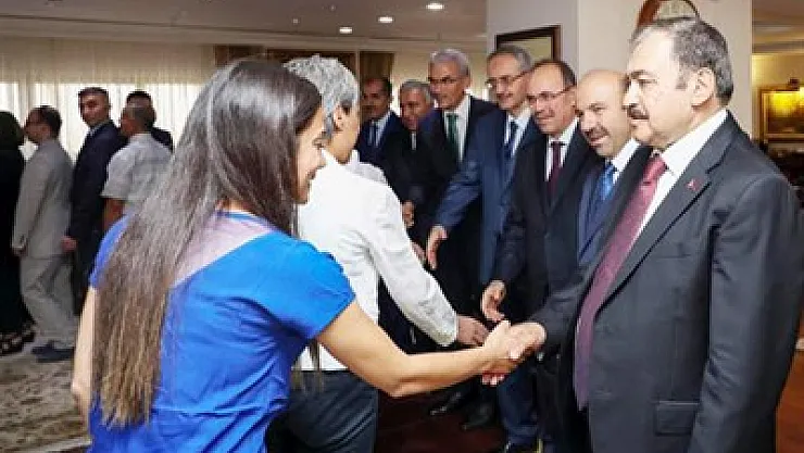 Eroğlu, Bakanlık personeli ile bayramlaştı