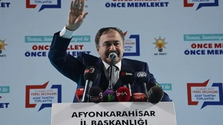 Eroğlu kürsüye çıktı, salon ayağa kalktı