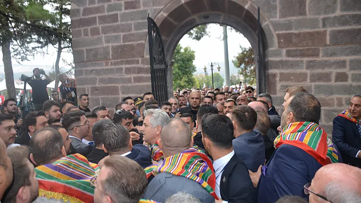 Ertuğrulgazi Türbesi Önünde Gerginlik