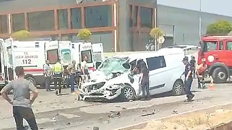 Eskişehir'de Panelvan Araç Tıra Arkadan Çarptı: 1'i Ağır 3 Yaralı