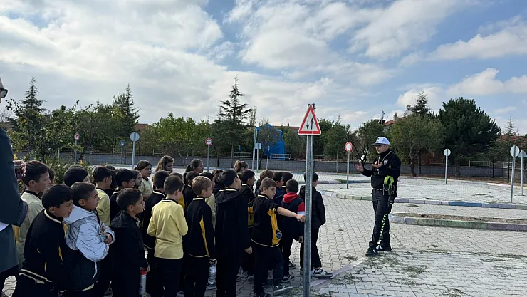 Fatih Ortaokulu'nda 75 Öğrenciye Trafik Güvenliği Eğitimi