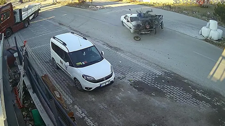 Feci kaza anbean güvenlik kameralarına yansıdı