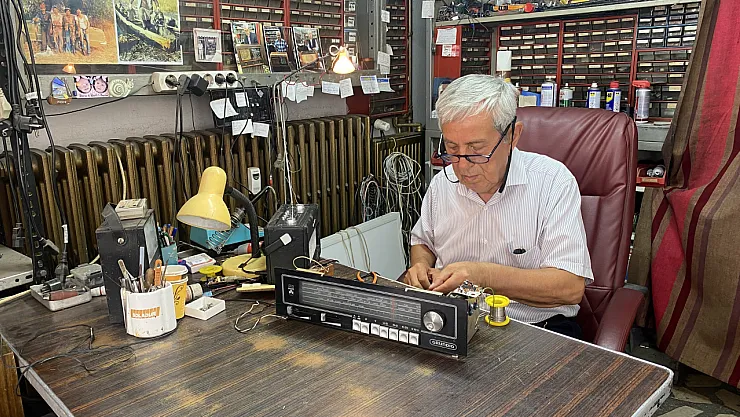 Fehmi Amcanın 62 Yıldır Mesleği Olan Radyo Tamirciliği Son Demlerini Yaşıyor