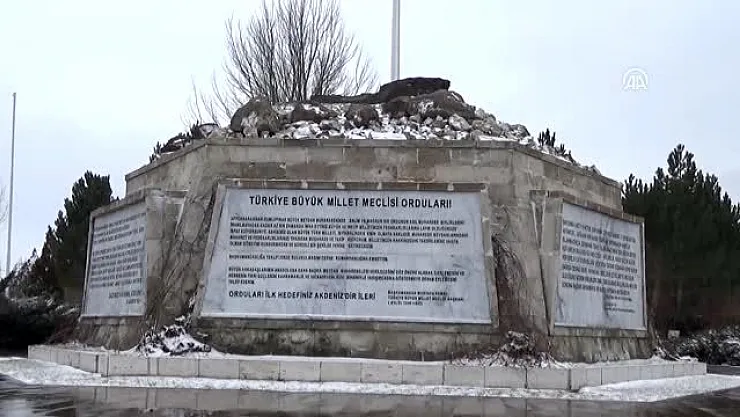 Fırtına anıtı da devirdi