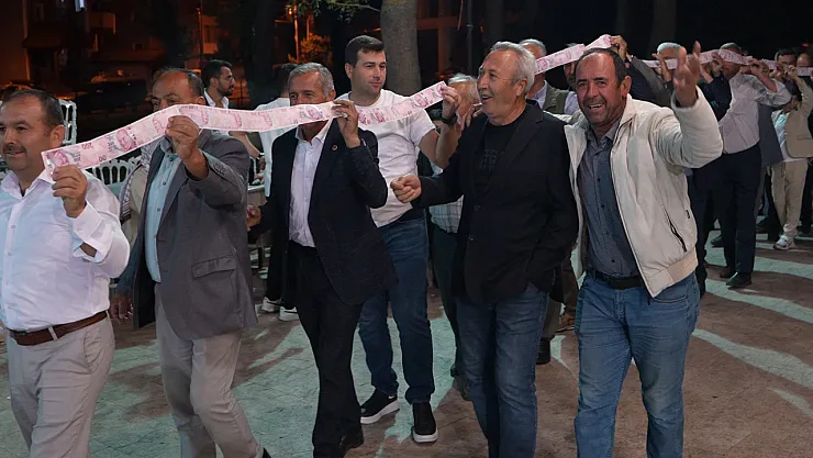 Gelin Ve Damada 15 Metrelik Para Kurdelesi