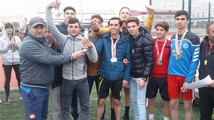 Genç Atletler kıyasıya yarıştı – Kocatepe Gazetesi