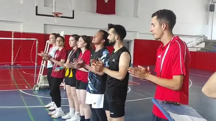 Genç Badmintoncular Kıyasıya Mücadele Etti