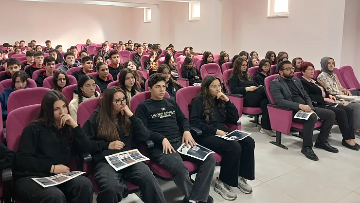 Gençler, 'Dijital Okuryazarlık Ve Dezenformasyonla Mücadele' Konularında Bilinçleniyor