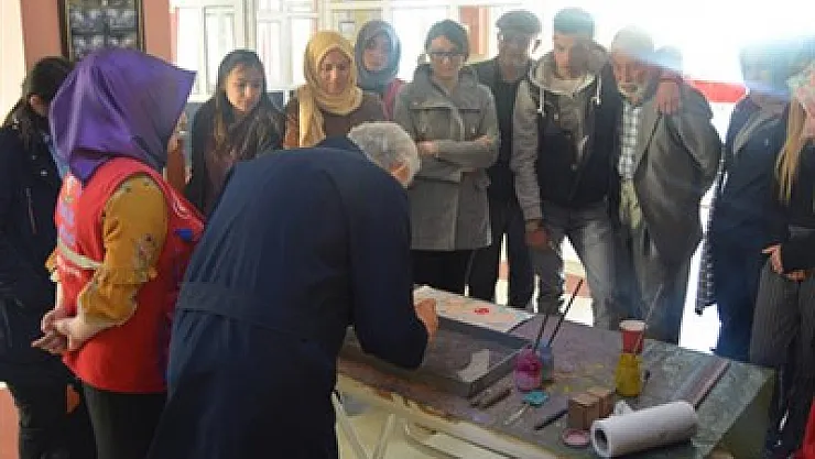 Gençler Huzurevi'nde yaşlıların elini öptü