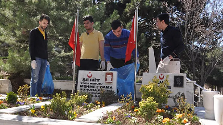Gençlik meclisi şehitleri andı