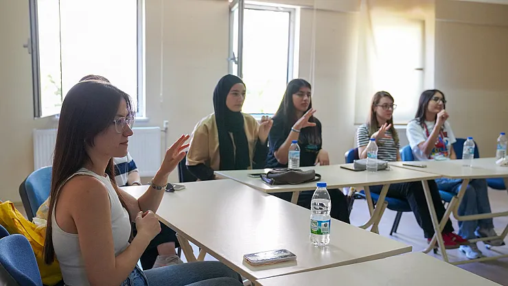Gençlik Merkezi’nde İşaret Dilini Öğreniyorlar