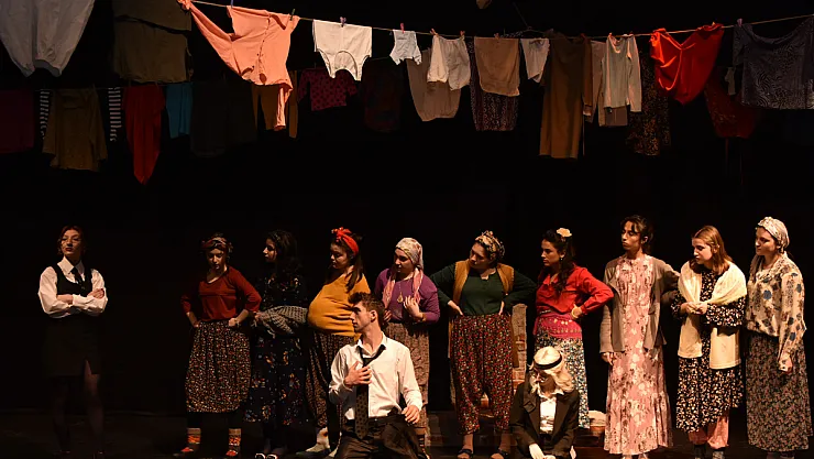 Gençlik Tiyatrosu'nda 'Macbeth Abla' Oyunu Sahnelendi