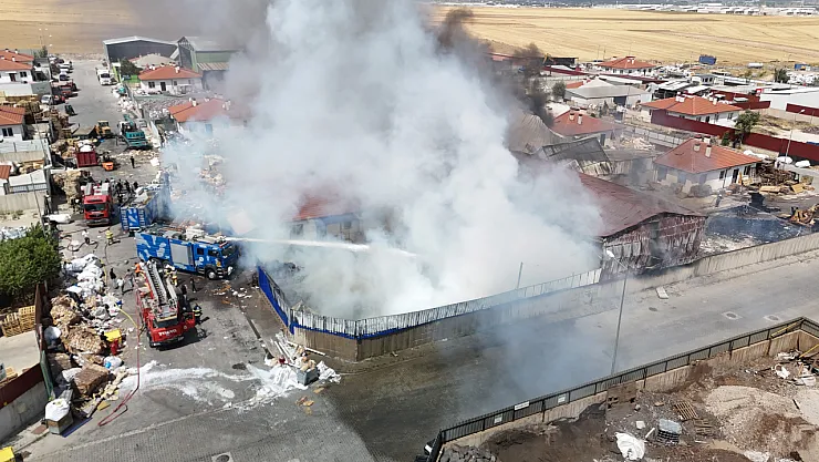 Geri dönüşüm depolarında çıkan yangının soğutma çalışmaları sürüyor