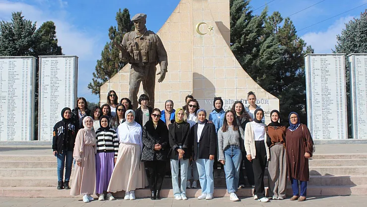 Gönüllü Gençler Cumhuriyet Şehitliğini Temizledi