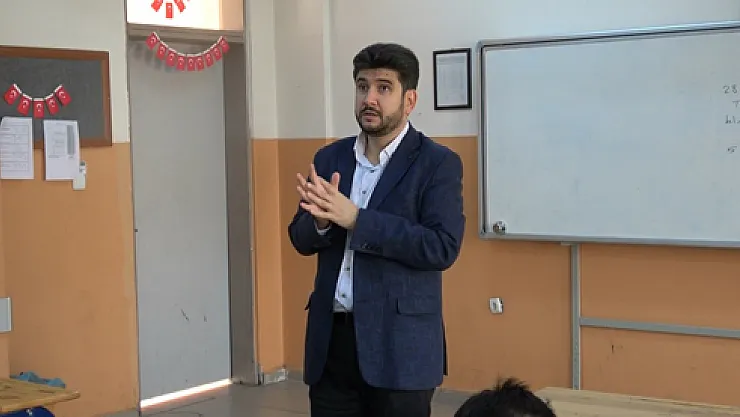 Görme Engelli Öğretmen, Öğrencilere Tarihi Sevdiriyor