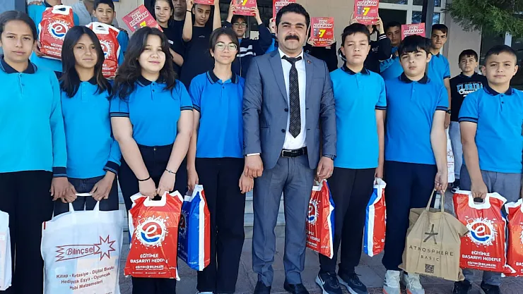 Gözde Okulun Başarılı Öğrencilerine Örnek Destek