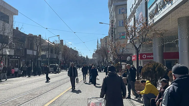 Güneşli Havanın Etkisiyle Vatandaşlar Kent Merkezinde Yoğunluk Oluşturdu