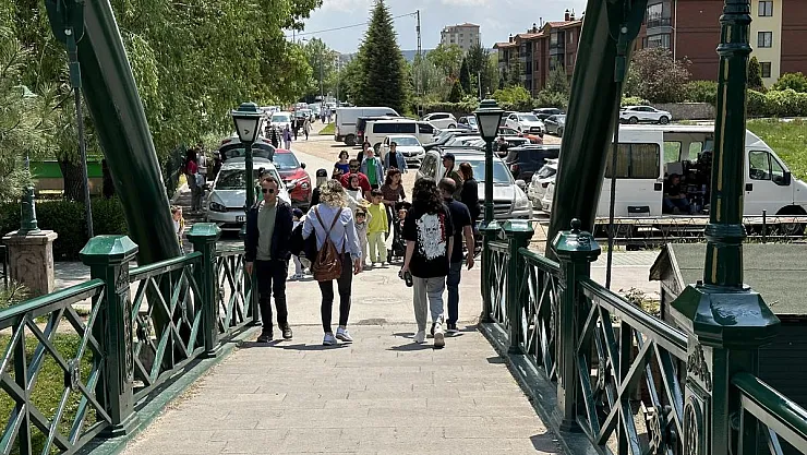 Güneşli havayı fırsat bilen vatandaşlar soluğu parklarda aldı