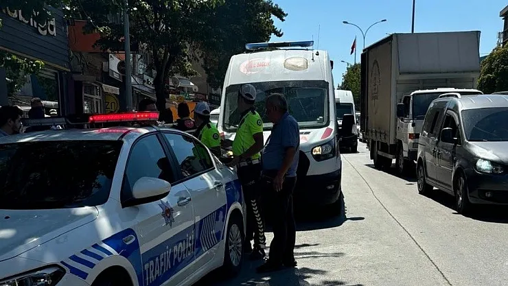 Hafifi Ticari Araç İle Motosikletin Çarpışması Sonucu 1 Kişi Yaralandı