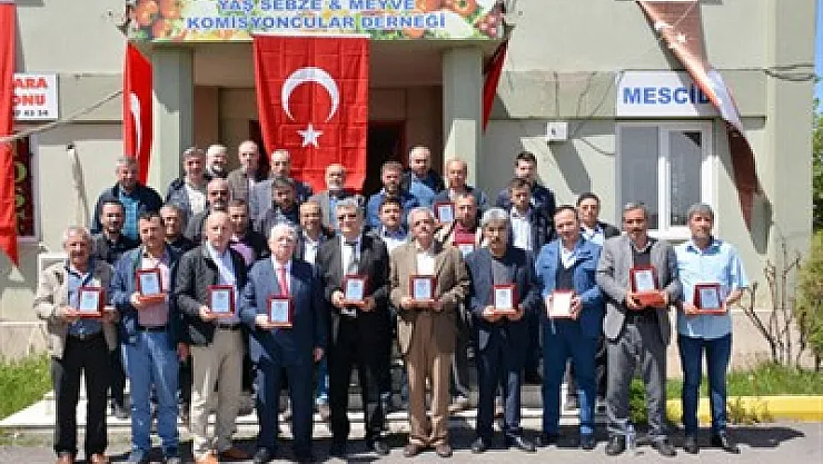 Hal esnafına 40 yıllık hatır plaketi