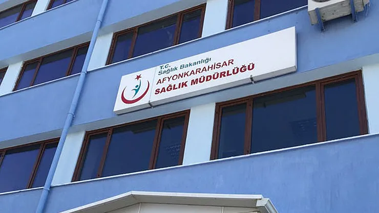 Hamile kadını kontrole kar patentli ambulansla gittiler