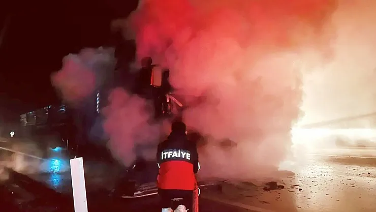 Hareket Halindeki Tır Alev Topuna Döndü