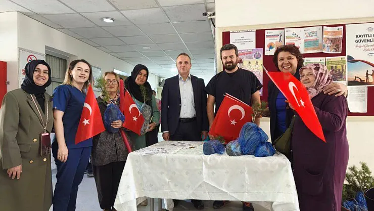 Hasta Hakları İçin Türk Bayrağı Ve Fidanlı Kutlama